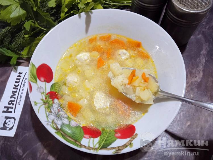 Суп с куриными фрикадельками, кускусом и овощной зажаркой