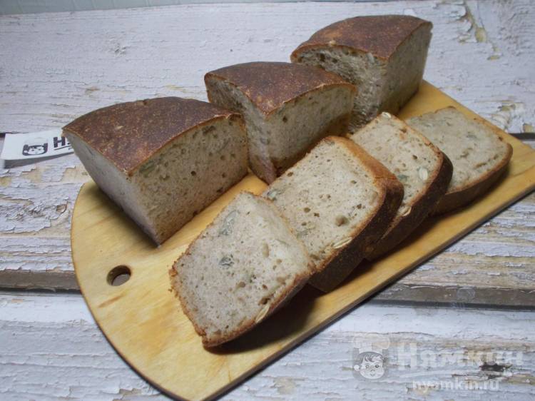 Серый хлеб на закваске с тыквенными семечками в форме в духовке