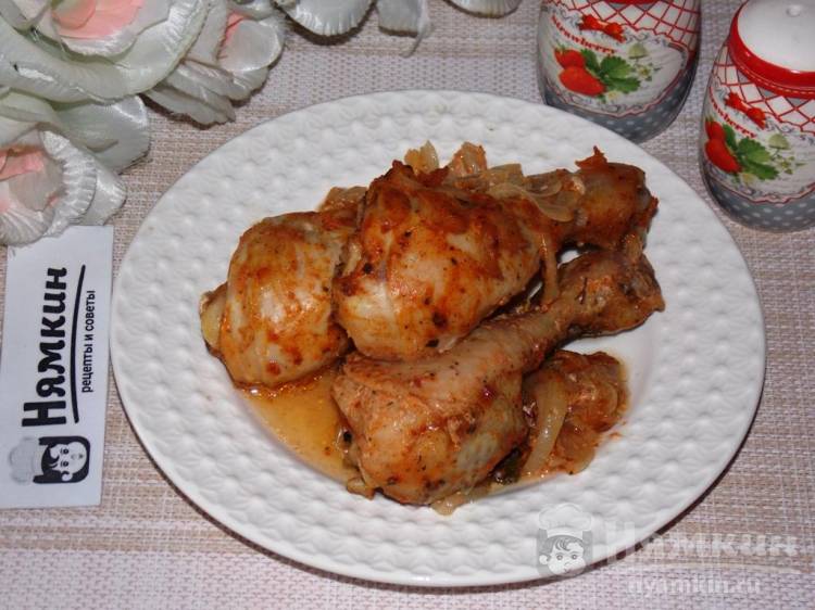 Куриные голени с луком, сметаной и паприкой в духовке под фольгой