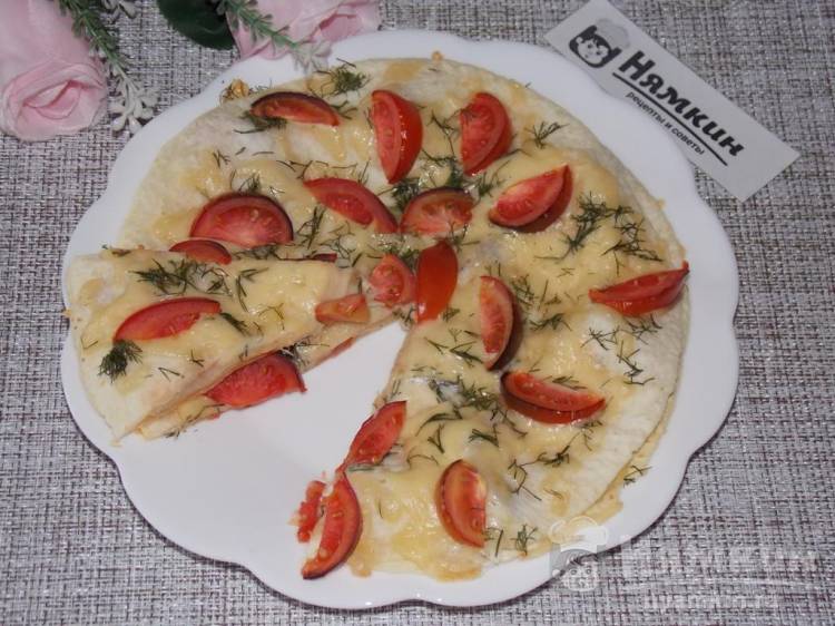 Ленивый пирог из лепешек с сыром и помидорами в духовке
