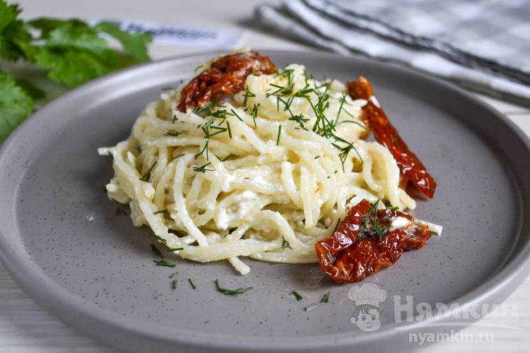 Спагетти с брынзой и вялеными томатами на сковороде