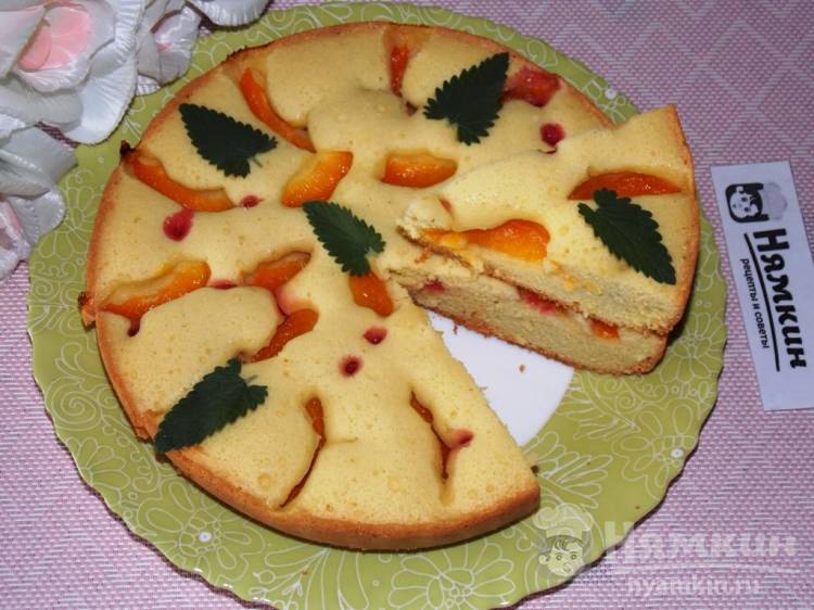 Бисквитный пирог с абрикосами и красной смородиной в мультиварке