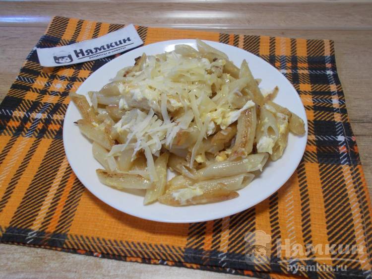 Макароны с жареным луком, яйцами и сыром на скорую руку