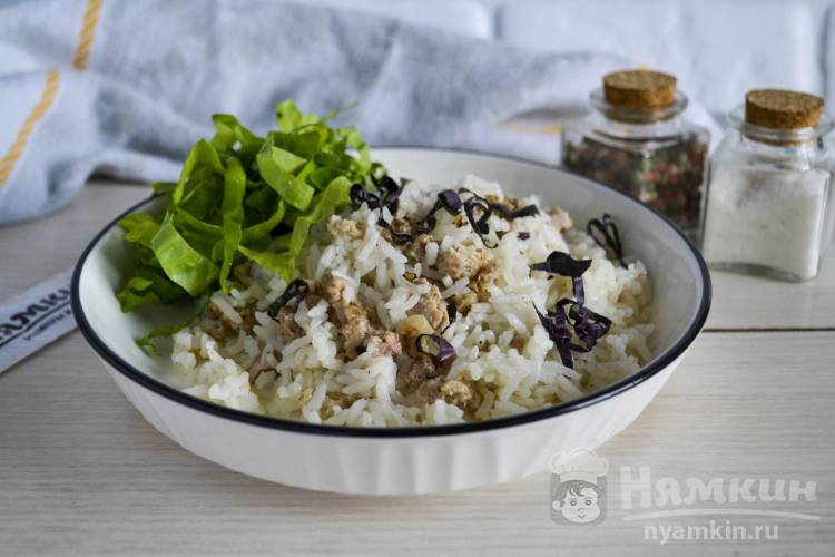Рассыпчатый рис с мясным фаршем и луком на сковороде