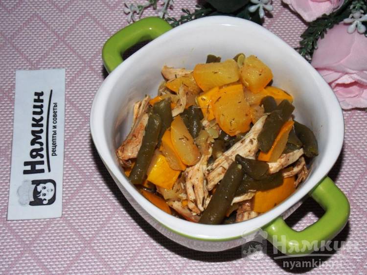 Тушеные кабачки с куриным мясом и стручковой фасолью в мультиварке