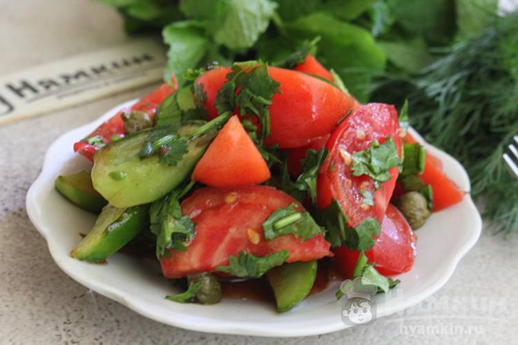 Быстрый салат из помидоров с жареными огурцами и каперсами