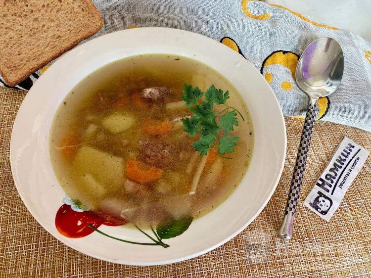 Легкий суп с лапшой, говяжьей тушёнкой и овощами