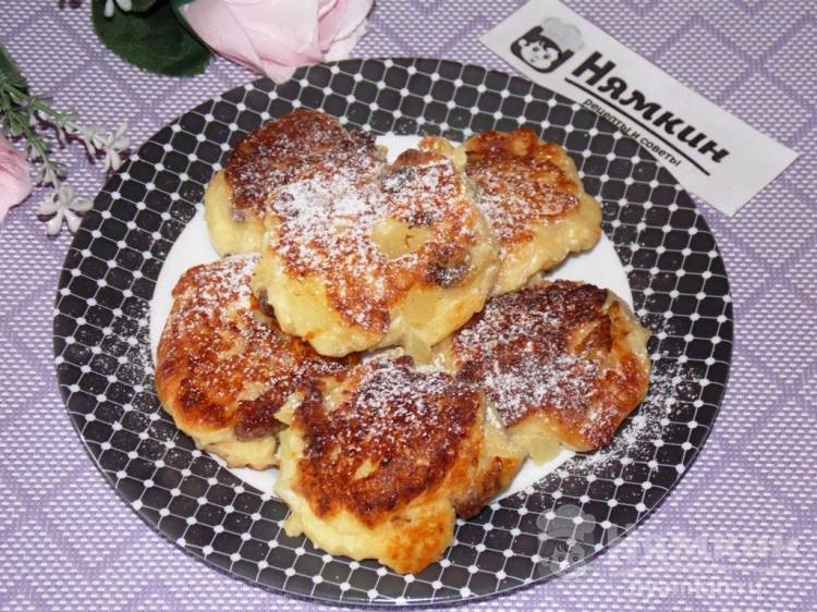 Сырники из творожной массы с ананасами на сковороде