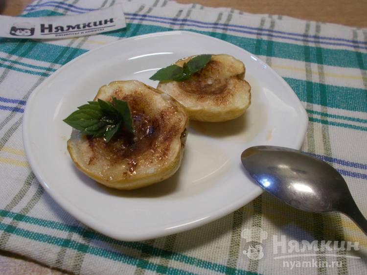 Запеченные яблоки с сахаром, корицей и сливочным маслом в духовке