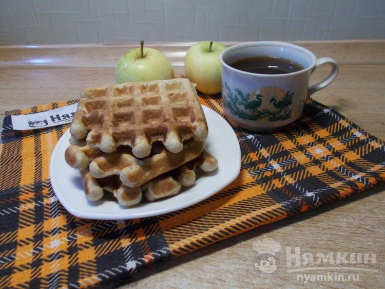 Вафли на кефире и соде с яблоками в электровафельнице