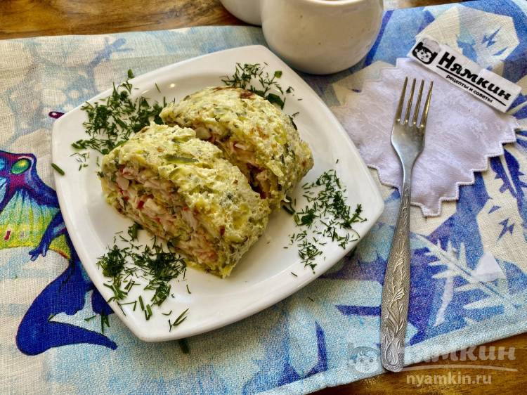 Рулет из кабачков с крабовыми палочками, сыром и зеленью в духовке