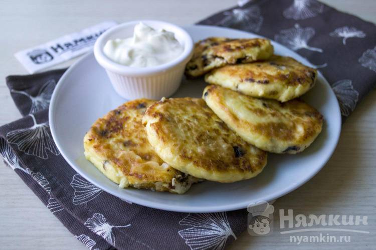 Творожники с кукурузной мукой и шоколадными каплями на сковороде