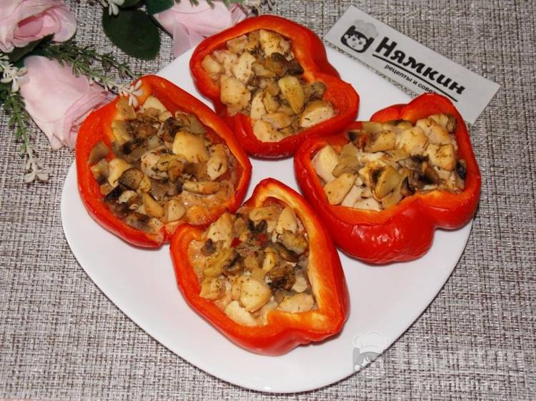 Болгарские перцы половинками с курицей и грибами в духовке