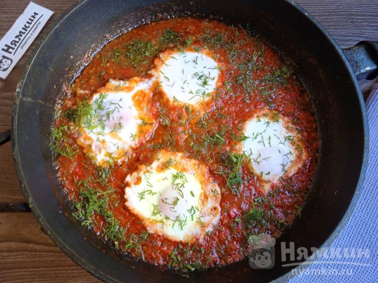 Шакшука на сковороде с луком, помидорами и болгарскими перцами