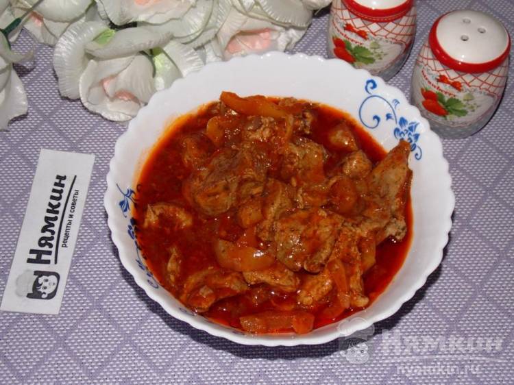 Тушеная свинина кусочками с овощами и томатной пастой в мультиварке