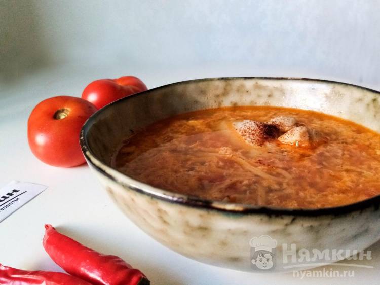 Томатный суп с лапшой и яйцами на курином бульоне