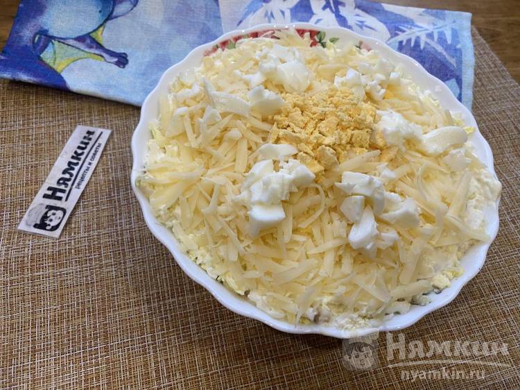 Слоеный салат с консервированной скумбрией, картошкой, яйцами и сыром