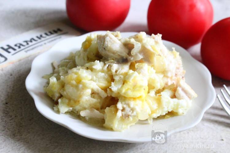 Яичница с луком и вареной курицей на сковороде