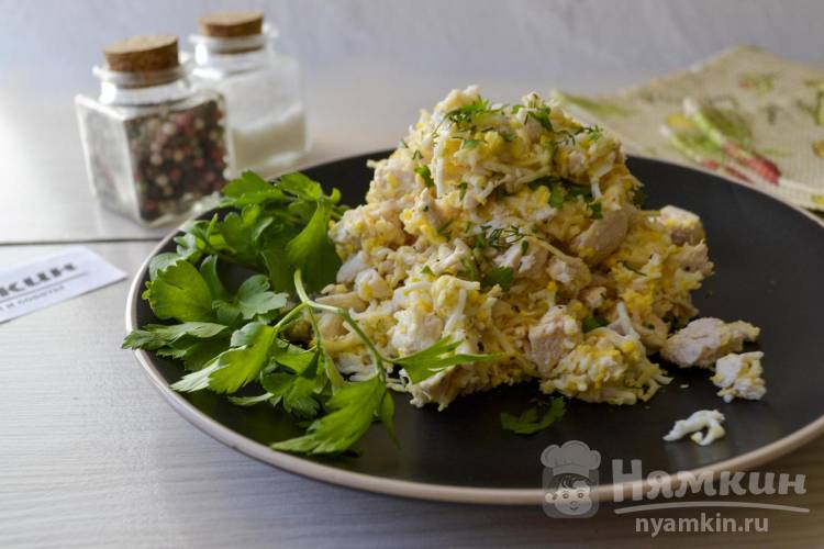 Нежный салат из вареной куриной грудки, яиц и сыра с майонезом