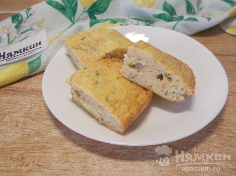 Яичная запеканка с рыбными консервами и жареным луком в духовке