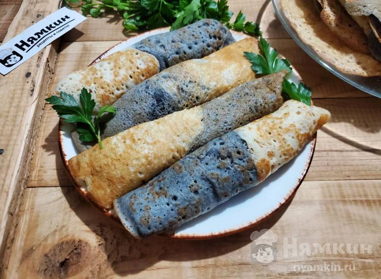 Двухцветные блины с начинкой из вареного куриного мяса с зеленью и майонезом