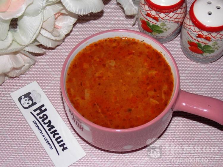 Томатный суп с картофелем, рисом и куриным фаршем в утятнице