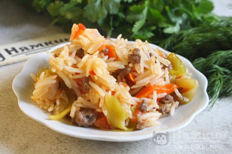 Рис с мясным фаршем, помидорами и болгарскими перцами в казане