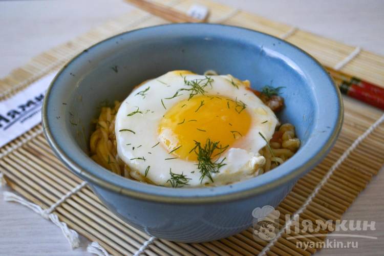 Рамэн с помидорами, луком и яйцами на мясном бульоне