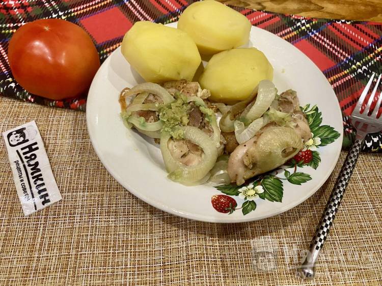 Жареное филе бедра курицы с луком и чесноком на сковороде