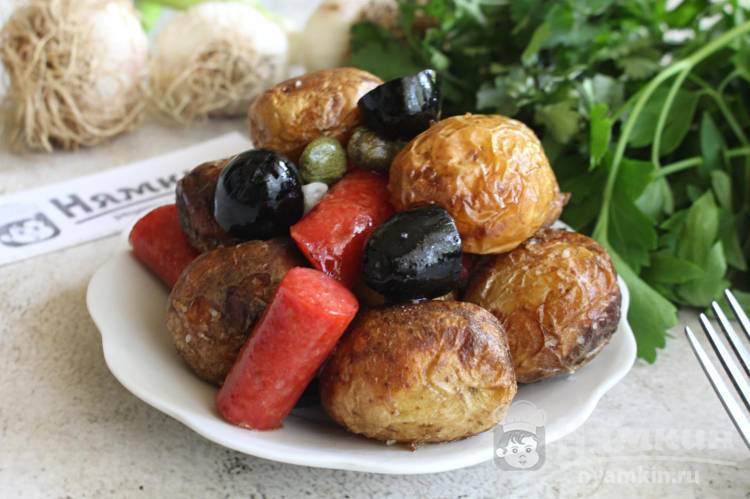 Жареная картошка по-андалузски с колбасками и оливками