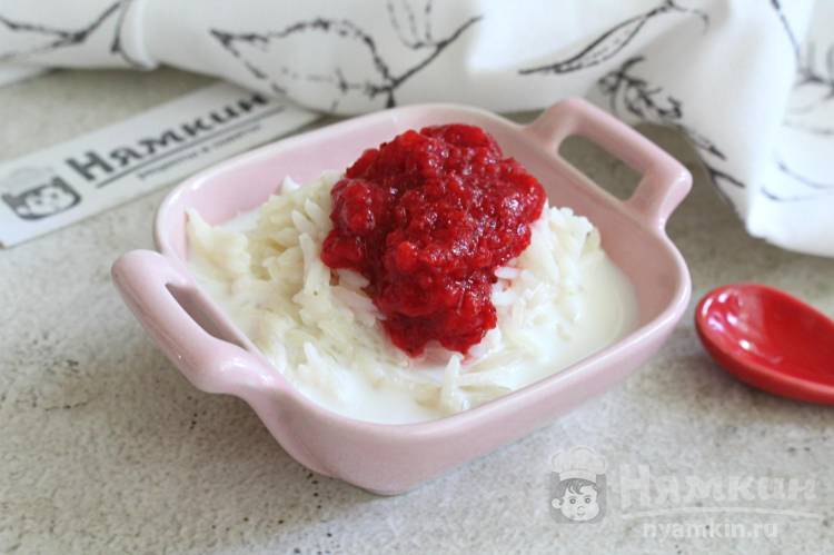 Молочная рисовая каша с клубничным пюре