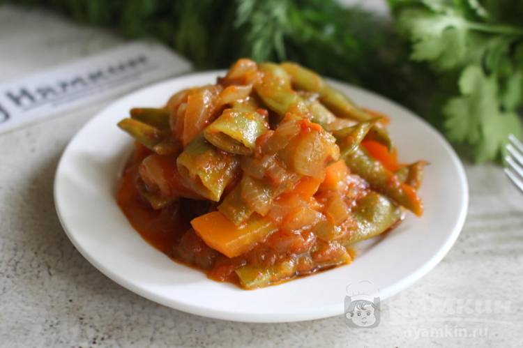 Тушеная стручковая фасоль с овощами в казане