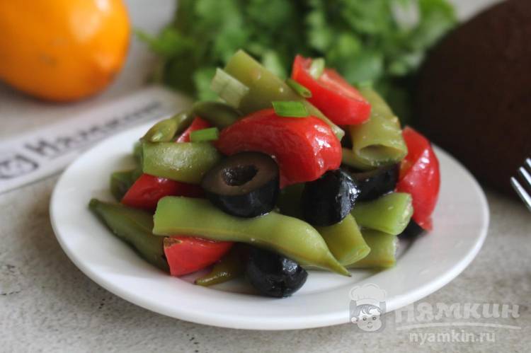 Салат из стручковой фасоли с помидорами и оливками