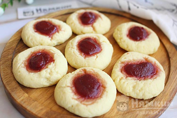Вкусное печенье на сметане с клубничным джемом