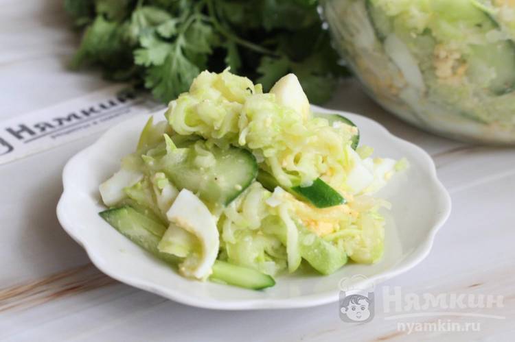 Салат из кабачков с огурцами и вареными яйцами