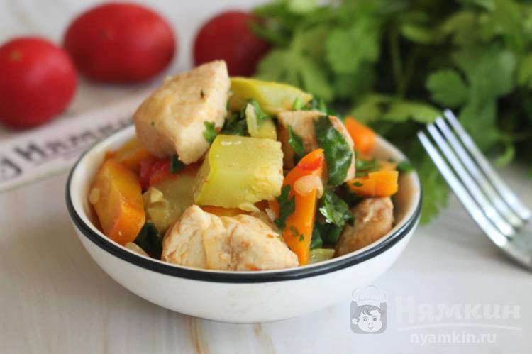 Тушеные кабачки с куриной грудкой и овощами в казане