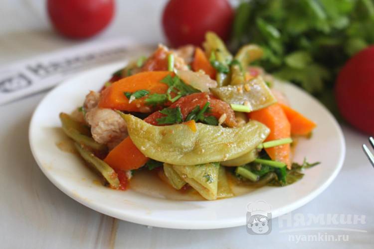 Тушеная зеленая стручковая фасоль с куриной грудкой и овощами в казане