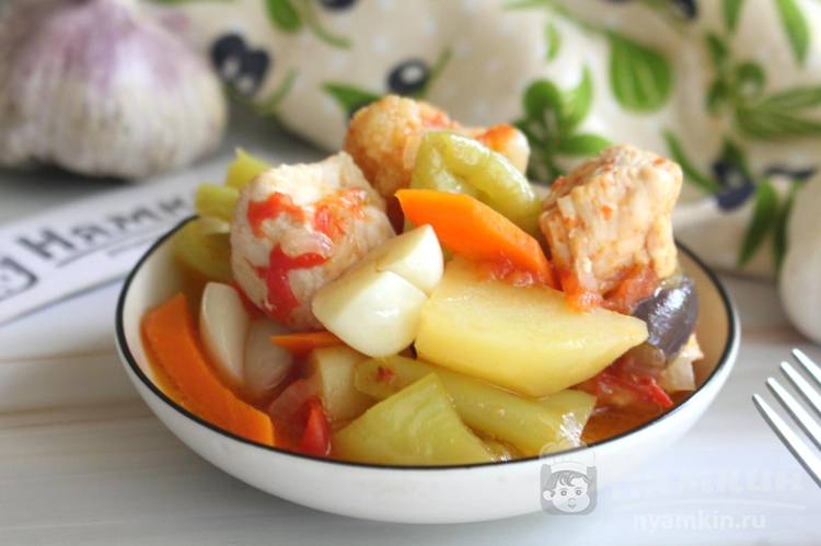 Овощное рагу с курицей, баклажанами и цветной капустой в казане