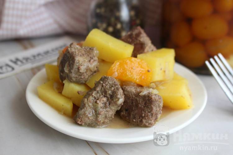 Тушеная картошка с говяжьей печенью в казане